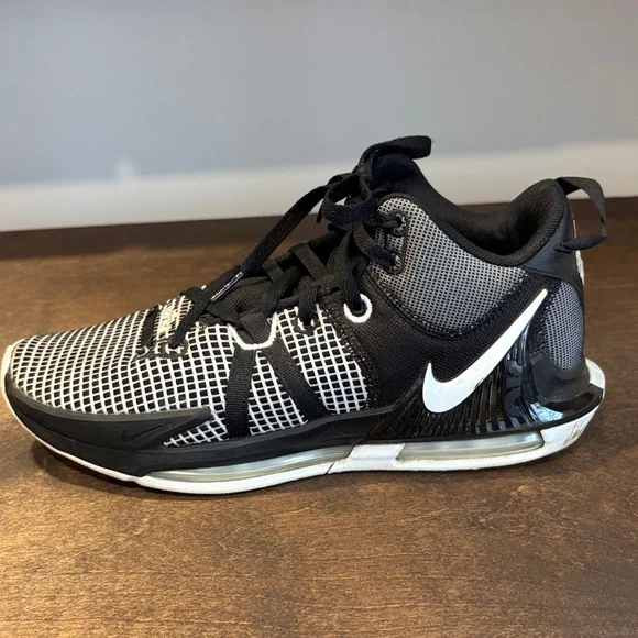 Nike LeBron Basketball Shoes - Picture 7 of 12